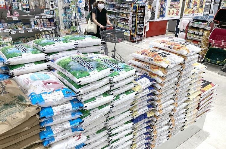 【令和の米騒動】沖縄でコメを10キロ買う観光客　品薄感なくスーパーに山積み　県外の家族や友人に送る動きも